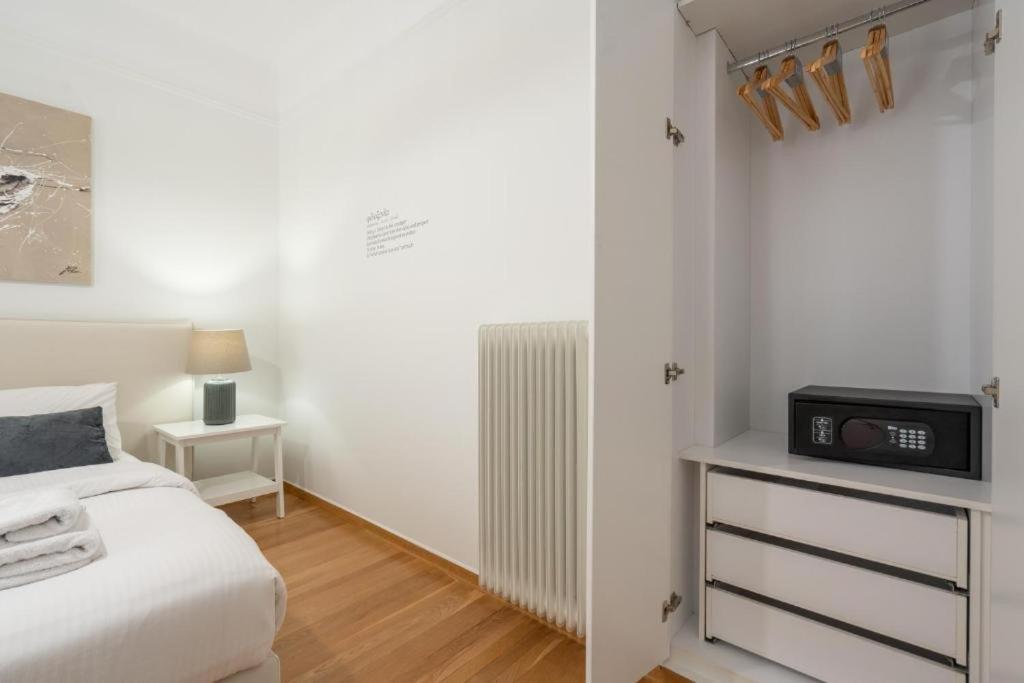 Vibrant Urban Getaway: Modern 1-Bedroom Near Bars, Parks, And Metro 아테네 외부 사진